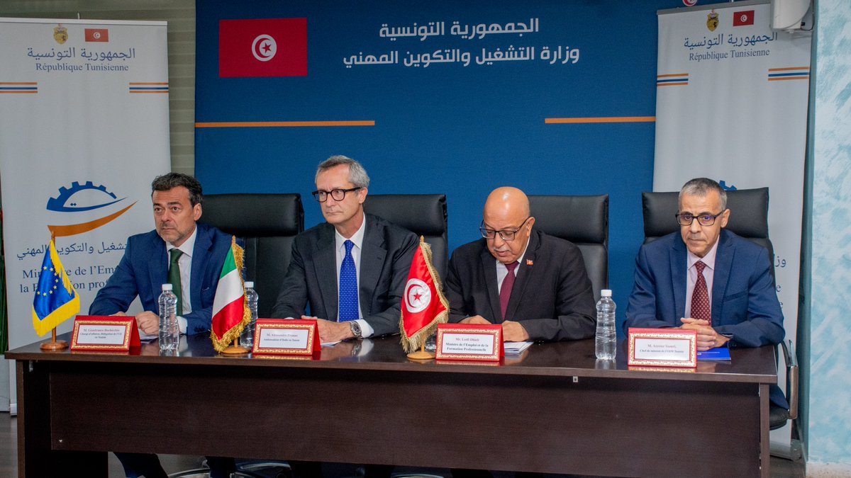 IOM_Tunisia's tweet image. ✍Signing of a cooperation agreement with key stakeholders on the #THAMM+ labour migration project.

🤝This agreement will facilitate the regular migration of 2,000 Tunisians to 🇮🇹 to work in the construction and public works sector🛠.

#regularpathways #migration #IOMTunisia