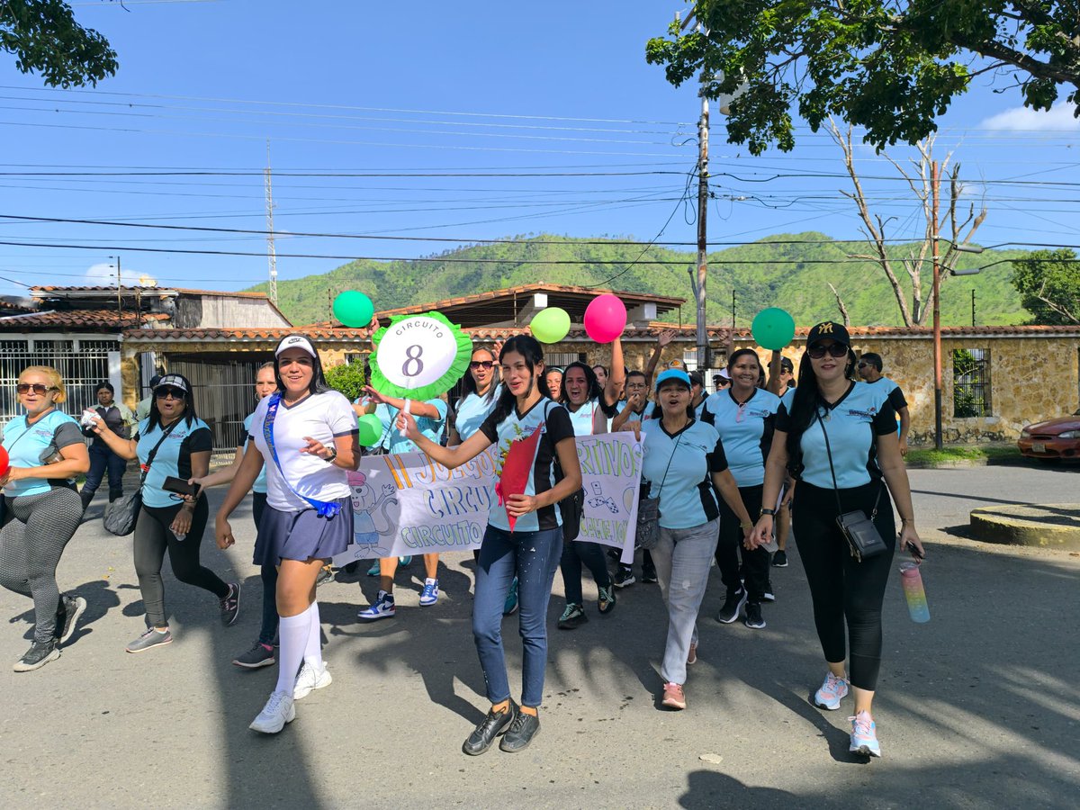 CDCEGuarico's tweet photo. #OrgullosoDeSerVenezolano Con mucha emoción y alegría de parte de nuestros docentes así se llevó el desfile de los 2do. Juegos Deportivos Intercircuitales con el respaldo del Irdebg.
@NicolasMaduro 
@_LaAvanzadora 
@MPPEDUCACION 
@CDCEGuarico 
@EliasEducacion1 
@josemvasquez https://t.co/DTbUQfwir0
