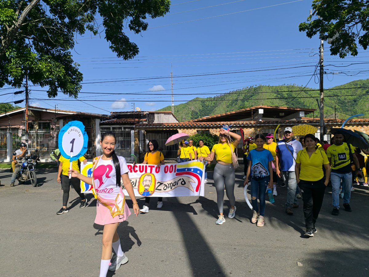 #OrgullosoDeSerVenezolano Con mucha emoción y alegría de parte de nuestros docentes así se llevó el desfile de los 2do. Juegos Deportivos Intercircuitales con el respaldo del Irdebg.
<a href="/NicolasMaduro/">Nicolás Maduro</a> 
<a href="/_LaAvanzadora/">Yelitze Santaella</a> 
@MPPEDUCACION 
<a href="/CDCEGuarico/">CDCE del Estado Guárico</a> 
<a href="/EliasEducacion1/">Elías Zurita</a> 
<a href="/josemvasquez/">José Vásquez</a>