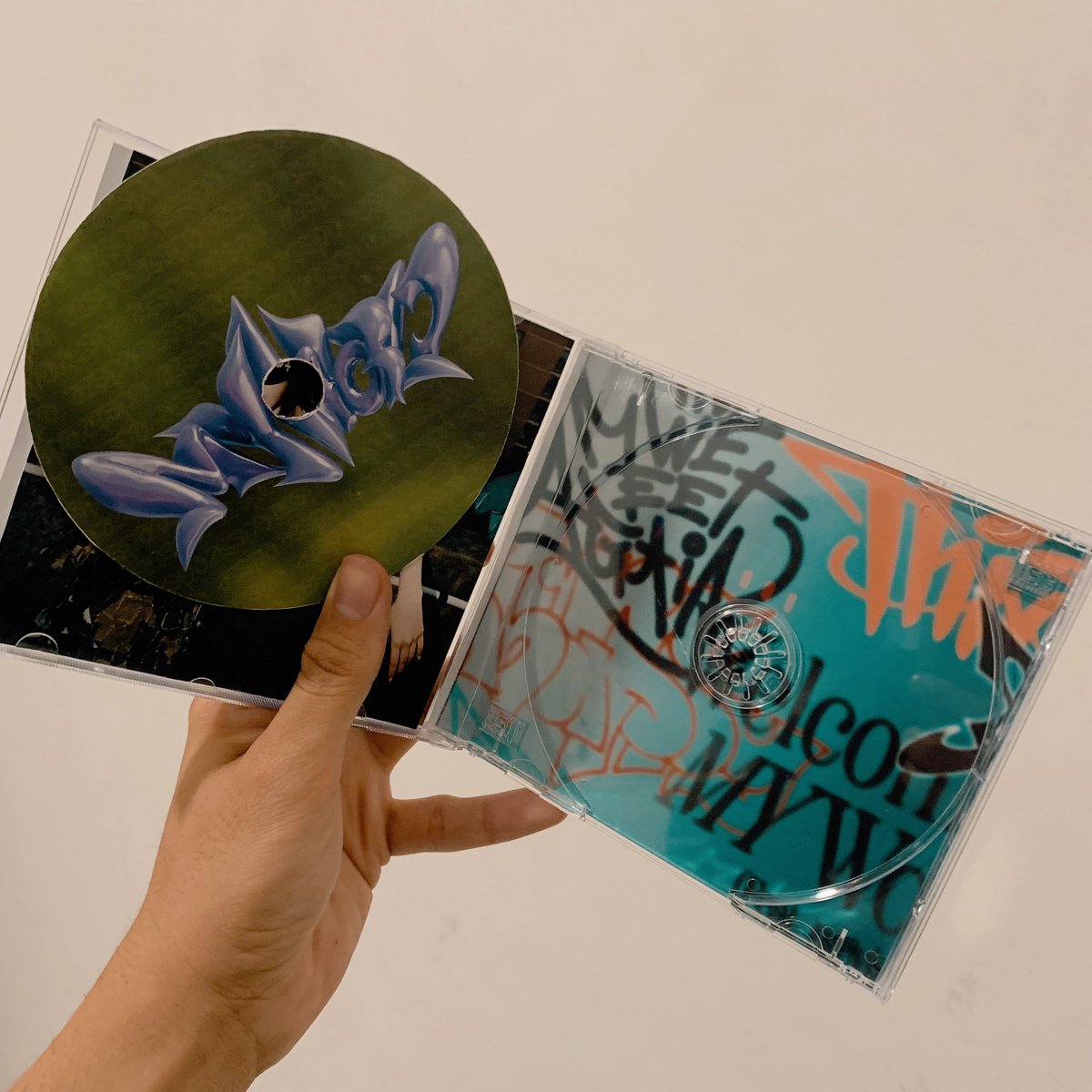 PlimioStore's tweet image. 💫 Novo Lançamento 💫

AESPA - MY WORLD. O pedido inclui:

- 1 CD com Todas as musicas.
- Estojo com capa, contra capa, foto interior, CD ilustrado, e foto de fundo.
- 9 Polaroids em Alta Qualidade.
- Uma entre 5 Versões de Capa. 

💸 Preço: 25R$ 💸

Link: br.shp.ee/MKbEZuj