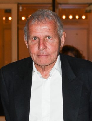 #Inceste et #PPDA : Quand j'ai fait le lien entre les #AbusSexuels et les troubles de l'alimentation, j'ai vu pas mal de commentaires faisant référence à la fille de Patrick Poivre d'Arvor, accusé de multiples violences sexuelles. 

En 1995, à seulement 19 ans, Solenn Poivre