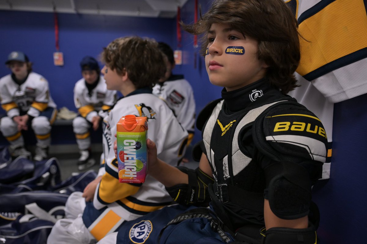 air_canada1's tweet photo. Players at @brickhockey sure know how to hydrate 🙌🏼🙌🏼 @CwenchHydration https://t.co/yoiFyMuCGH
