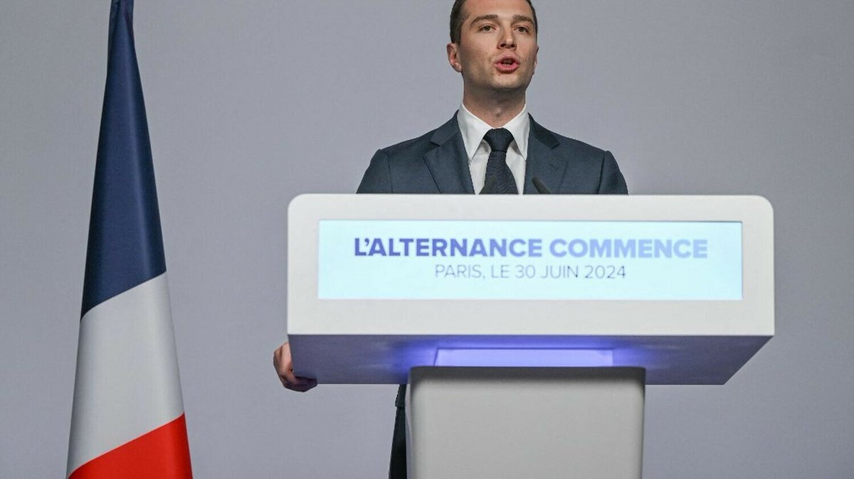 franceinfo's tweet photo. Législatives 2024 : un millier d'historiens appellent à voter contre le Rassemblement national
➡️ https://t.co/GJWkmqo366 https://t.co/4qqBjbAd1k