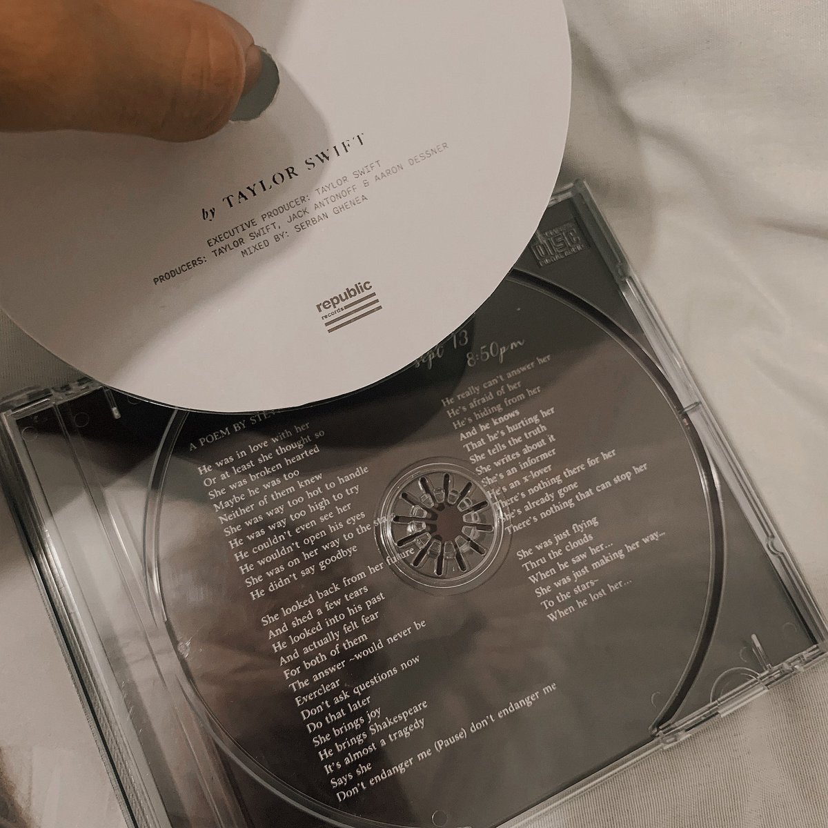 PlimioStore's tweet image. 💫 Novo Lançamento 💫

Taylor Swift - The Tortured Poets Department

Inclui:
- 1 CD com Todas as musicas.
- Estojo com capa, contra capa, foto interior, CD ilustrado, e foto de fundo.
- 9 Polaroids em Alta Qualidade.

💸 Preço: 24,99R$ 💸

Link: br.shp.ee/MQQeMQt