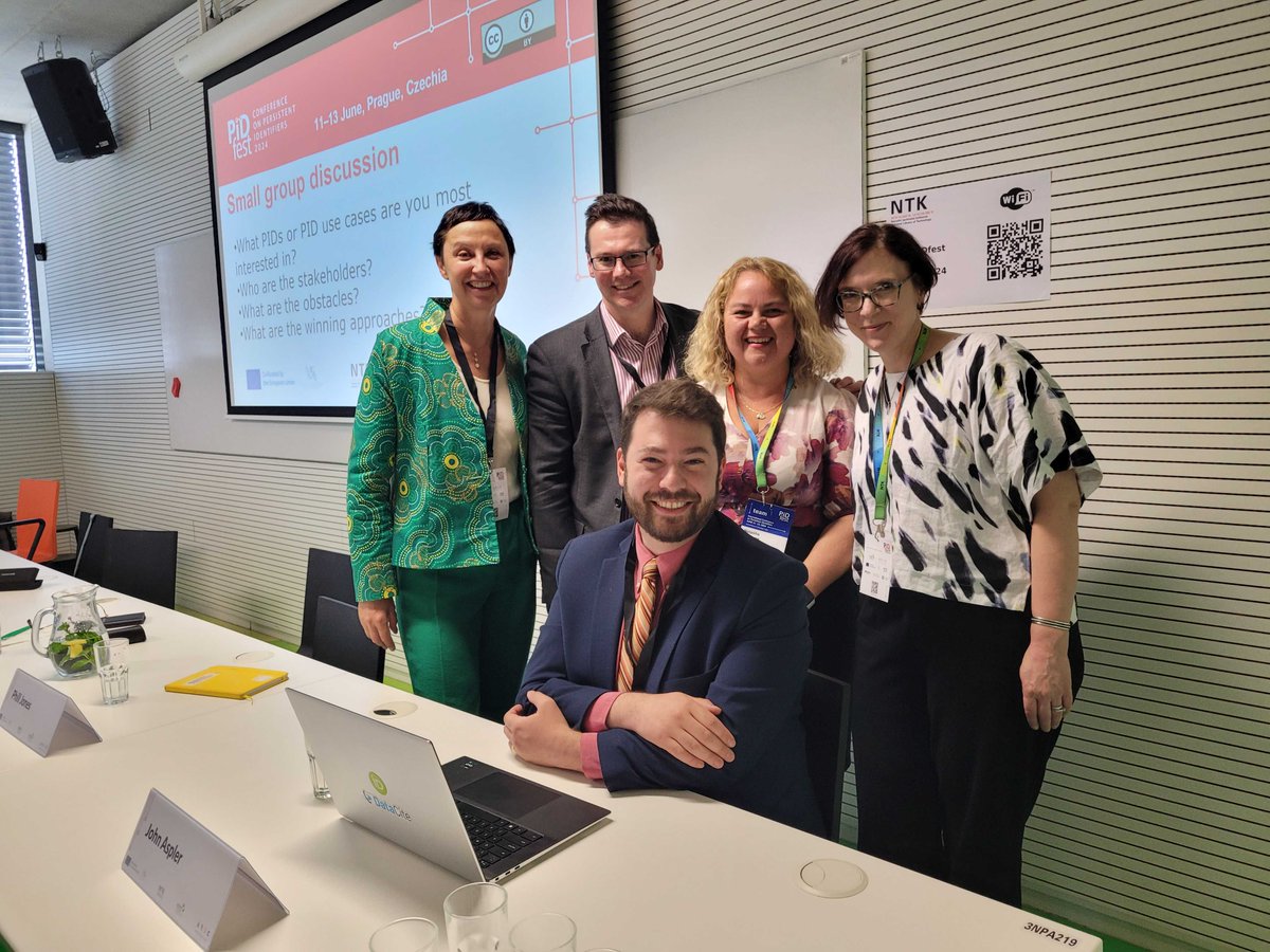 CRKN_RCDR's tweet image. Recently, members of our team, John Aspler and Ursula Carmichael, went to Prague to attend PID Fest. There, they were co-presenters with our American colleagues from LYRASIS.

#PIDfest #CRKN  #PersistentIdentifiers #summit