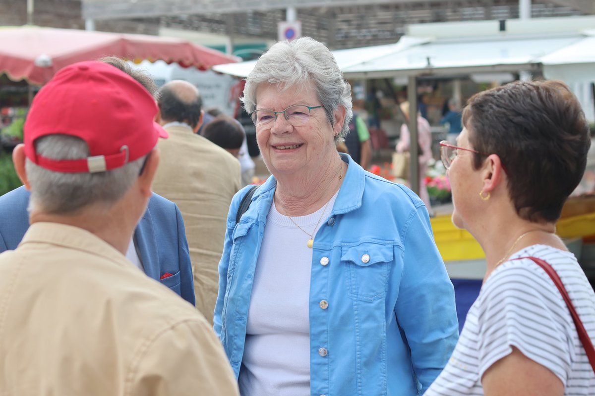 LeseulG's tweet photo. Ce matin, j'étais sur le marché de #Duclair avec Bastien Coriton et Pierrette Canu.

C'était l'occasion d'échanger avec les commerçants et les citoyens, et la ligue des droits de l'homme (LDH) qui distribuait des documents contre l'extrême droite. 

Toujours proches de vous ! https://t.co/JLfrtEvfDr