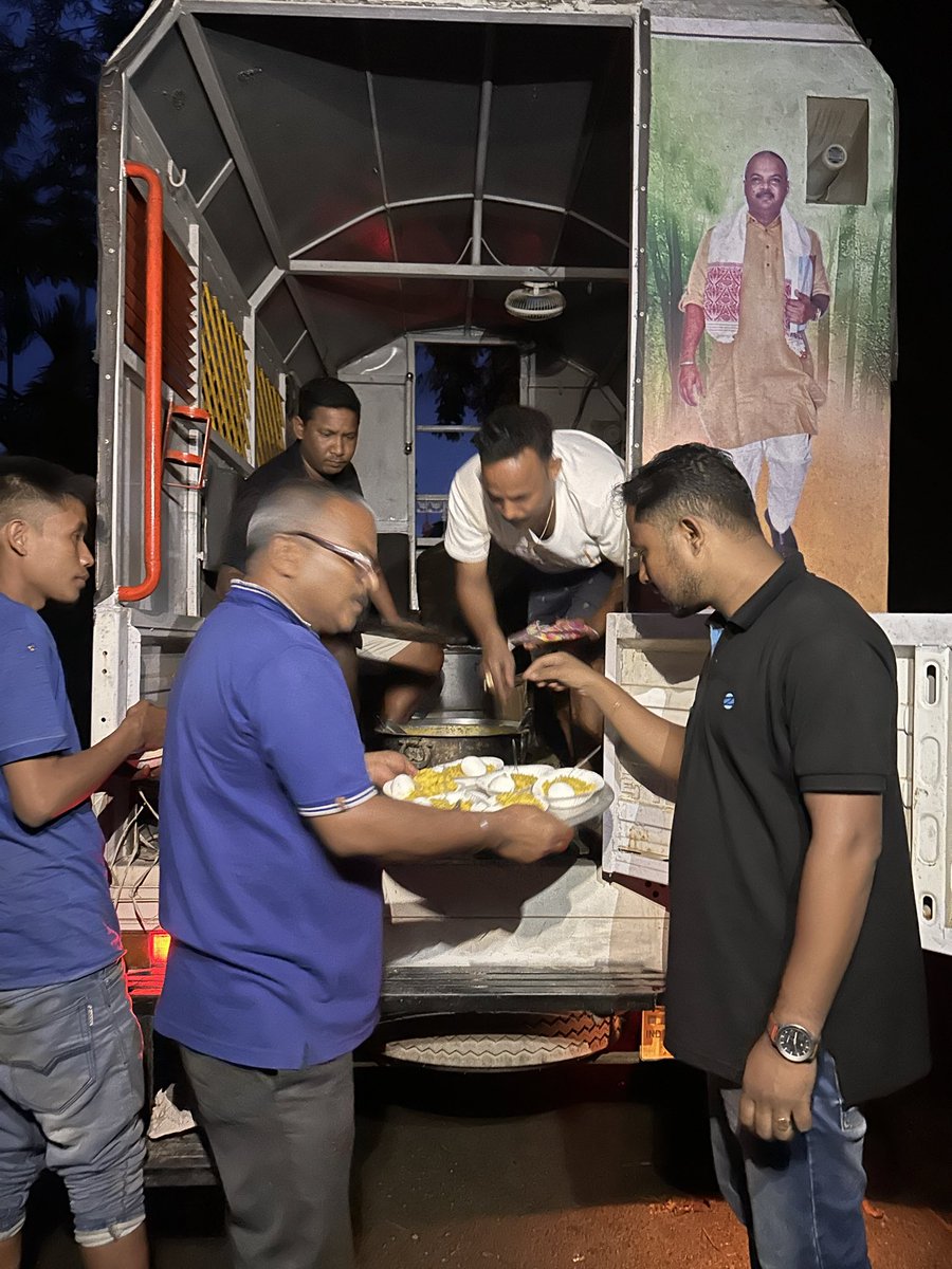 Mrinal_MLA's tweet photo. #8pm : #MobileKitchen
বান-প্ৰভাবিত লোক সকলক অলপ খাদ্য যোগান ধৰি সামান্য সহায় কৰাৰ চেষ্টা কৰিছোঁ।
Trying to be of some help to the flood affected people by distributing some food.
#FloodInAssam https://t.co/I9O38dZU2P