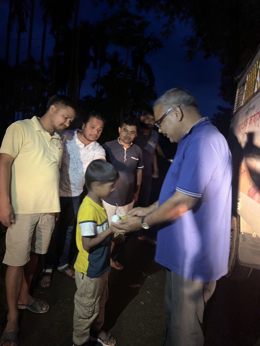 Mrinal_MLA's tweet photo. #8pm : #MobileKitchen
বান-প্ৰভাবিত লোক সকলক অলপ খাদ্য যোগান ধৰি সামান্য সহায় কৰাৰ চেষ্টা কৰিছোঁ।
Trying to be of some help to the flood affected people by distributing some food.
#FloodInAssam https://t.co/I9O38dZU2P