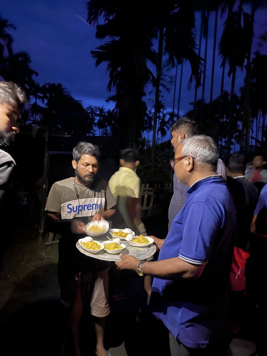 Mrinal_MLA's tweet photo. #8pm : #MobileKitchen
বান-প্ৰভাবিত লোক সকলক অলপ খাদ্য যোগান ধৰি সামান্য সহায় কৰাৰ চেষ্টা কৰিছোঁ।
Trying to be of some help to the flood affected people by distributing some food.
#FloodInAssam https://t.co/I9O38dZU2P