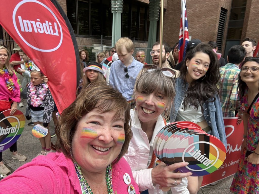 Kathryn_McGarry's tweet image. Celebrating #love and #inclusivity with @BonnieCrombie &amp;amp; @OntLiberal at #TorontoPride! ❤️💜💙💚🧡💛@marymargaretbey @ShamjiAdil @JohnFraserOS @stephaniebowman