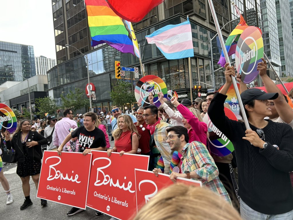 Kathryn_McGarry's tweet image. Celebrating #love and #inclusivity with @BonnieCrombie &amp;amp; @OntLiberal at #TorontoPride! ❤️💜💙💚🧡💛@marymargaretbey @ShamjiAdil @JohnFraserOS @stephaniebowman