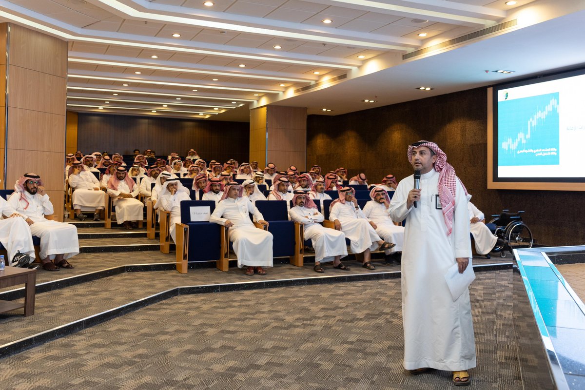 asirmunicipal's tweet photo. إرتقاءاً لتحسين ورفع الأداء في امتثال المباني وتحسين واجهتها، تعقد الأمانة بحضور معالي الأمين ورشة عمل للمراقبين المختصين في القطاع البلدي بعسير؛ لمناقشة مقترحات تحسين الأداء والتحديات وعرض بعض الممارسات والتجارب الناجحة منها : تجربة أمانة منطقه نجران في الامتثال والتحسين. https://t.co/8tTQKEihXY