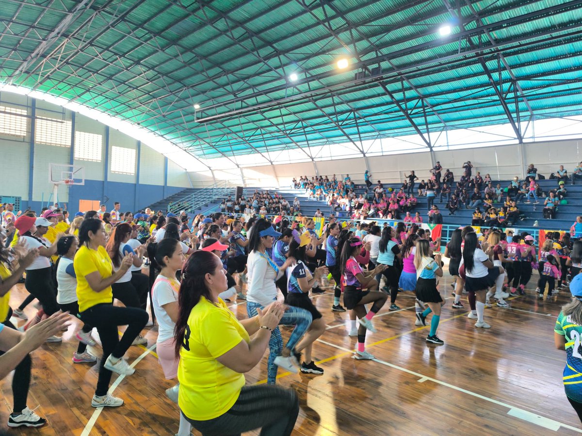 CDCEGuarico's tweet photo. Somos #OrgullosoDeSerVenezolano 
#EnImágenes acto de inauguración de los II juegos deportivos Intercircuitales en el Gimnasio Cubierto Roger Ramos, Mcpio Roscio, donde participarán atletas⛹🏼‍♀️🤾🏼‍♀️🏃🏼‍♀️🤸🏼‍♀️ de las diferentes instituciones educativas.
@NicolasMaduro
@MPPEDUCACION https://t.co/BVczNM857b