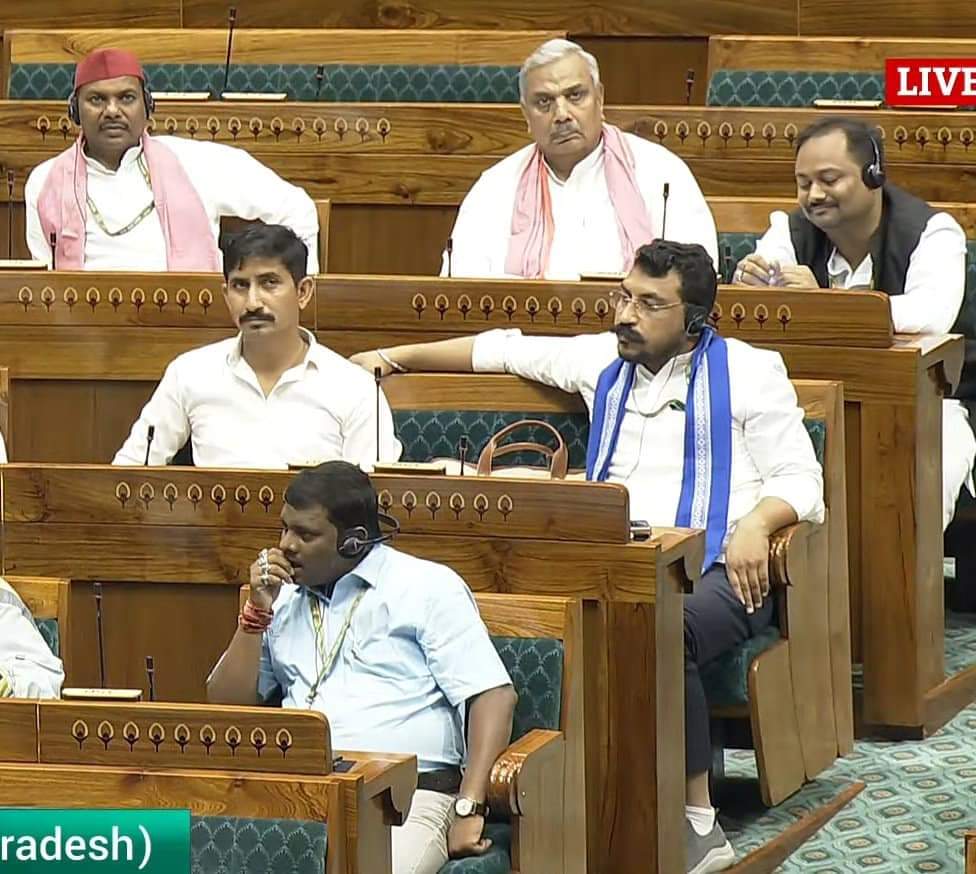 संसद में राजकुमार रोत और चंद्रशेखर आज़ाद एक साथ बैठे हुए है.! ये जोड़ी भी लोकसभा में आदिवासी और दलित समुदाय  के हक़-अधिकार के लिए मज़बूती से लड़ेगी.!  जोहार -जय भीम..!