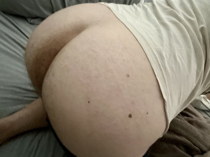 How I like to wait on the edge of the bed for you. https://t.co/BoJVz0vLbR