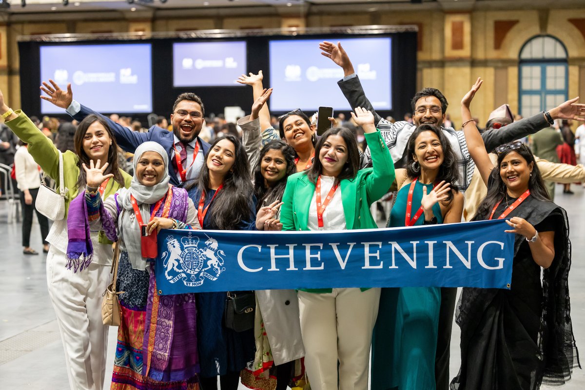CheveningFCDO's tweet photo. Scholar for a year, #Chevener for life 💙 

As #Farewell2024 comes to a close, we welcome our scholars to an alumni community like no other.

We can't wait to see the places #Chevening will take you. Remember to keep us updated on your impact 💫📮 

https://t.co/sHZUNQ46np https://t.co/OgZXN4kdog