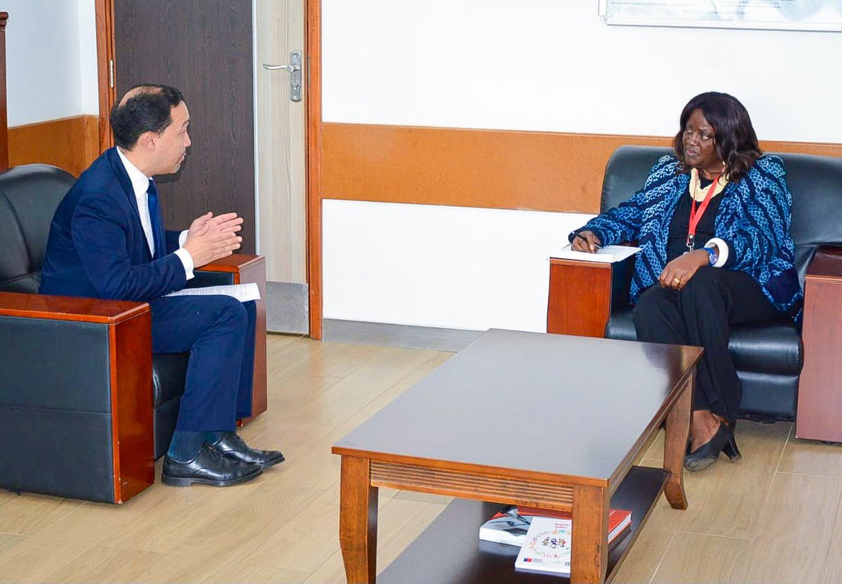 EmbaVEKenia's tweet photo. La Directora de las Américas del  @ForeignOfficeKE Emb. Beatrice Karago recibió la visita de cortesía del Encargado de Negocios de la República Bolivariana de Venezuela, Sr. César Chavarri para abordar temas de interés en la agenda de cooperacion bilateral. 🇻🇪🤝🏾🇰🇪 @CancilleriaVE https://t.co/3n4iZlP2np