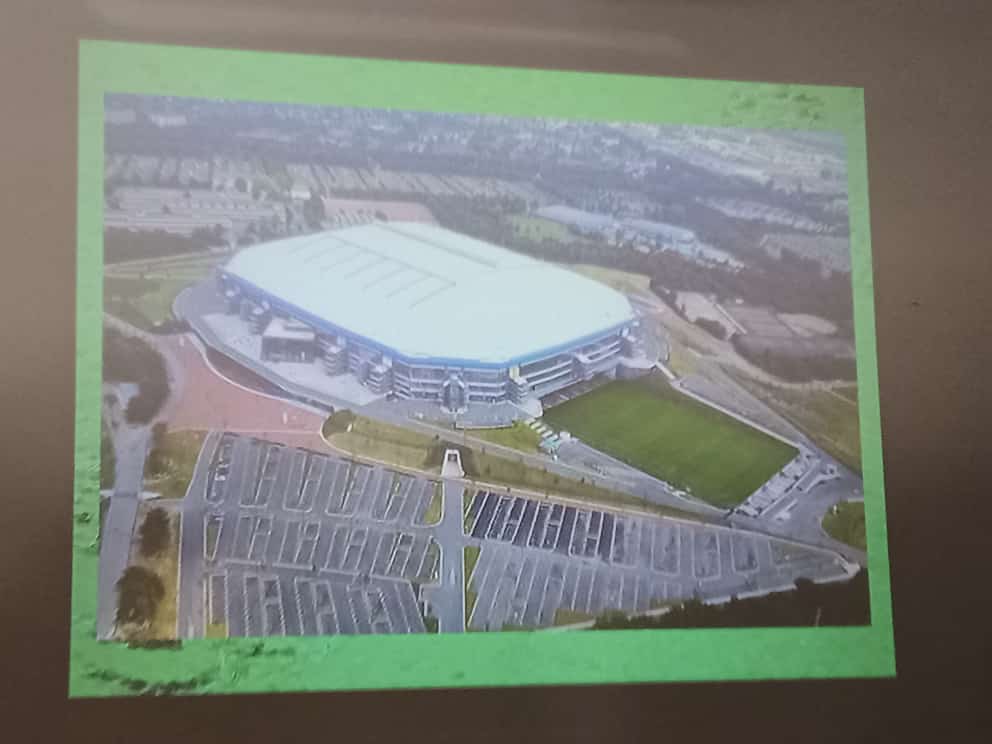 ¿Sabían que existen estadios donde la grama sale a tomar sol? ¿No? Tienen que asistir a las charlas del profesor Jorge 😁