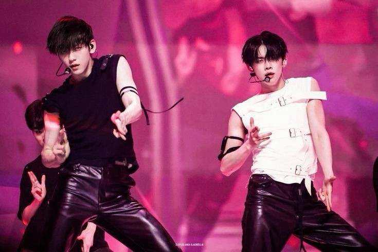 sillypak's tweet photo. the SISTERS are KILLAS 🦊🔪🐰🔪 

(we belong to YEONBIN 💞 our last minute outfit change for the D.C. show 😭, and yes- they killa'd us ⚰️❗️⚰️❗️)

#ACT_PROMISE    #YEONBIN
#TOMORROW_X_TOGETHER
#연준 #수빈 #TXT #MOAselca
@TXT_members @ThePAKCST https://t.co/kmzFEXnXir