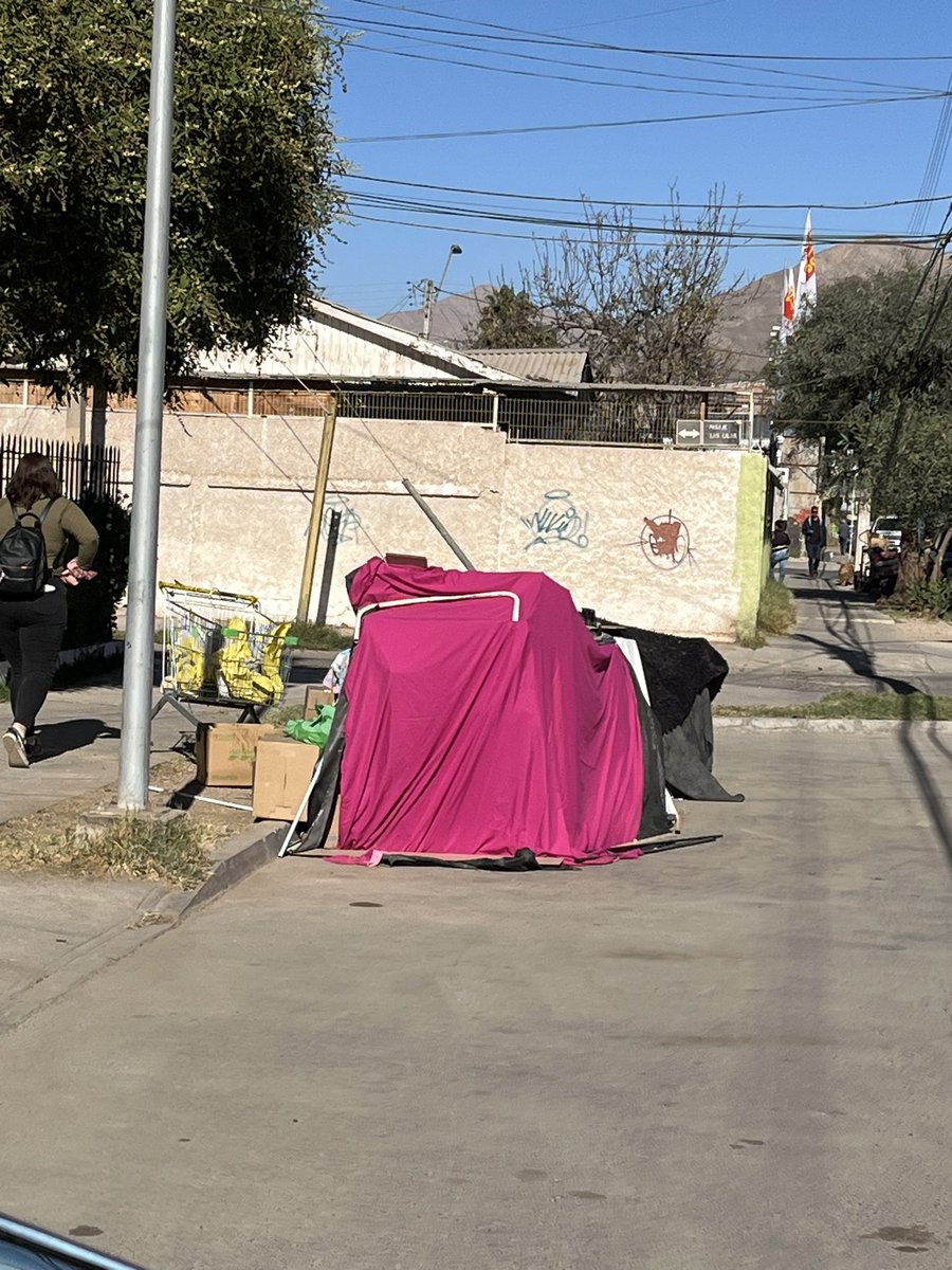 HECTORREYGADAS's tweet photo. Carpas Ruco en calle Vallejos entre portales y valentin letelier  son gente agresiva y de malos hábitos se les ha retirado y vuelven como si nada #copiapo @diarioatacama @copiapomuni @RADIONOSTALGICA https://t.co/j5OlTPXUba