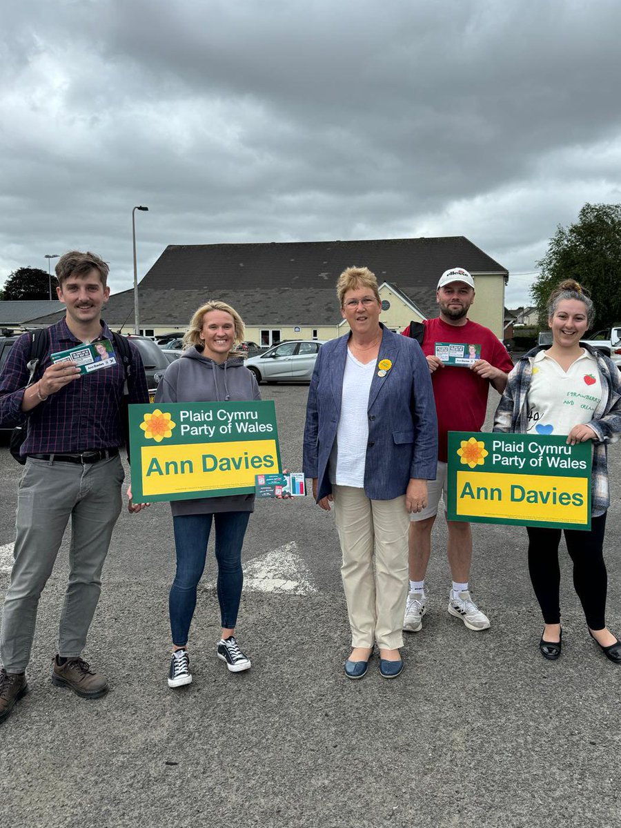 AnnBremenda's tweet photo. Heddiw allan yn Llandybie a San Clêr! 

Diolch to all the activists out in #Llandybie and #StClears today sharing Plaid Cymru’s positive vision for #Caerfyrddin and Wales. 🏴󠁧󠁢󠁷󠁬󠁳󠁿

Vote @Plaid_Cymru to stop the Tories in Caerfyrddin AND to stop Labour taking Wales for granted. 🗳️ https://t.co/JbVUWbaOMm