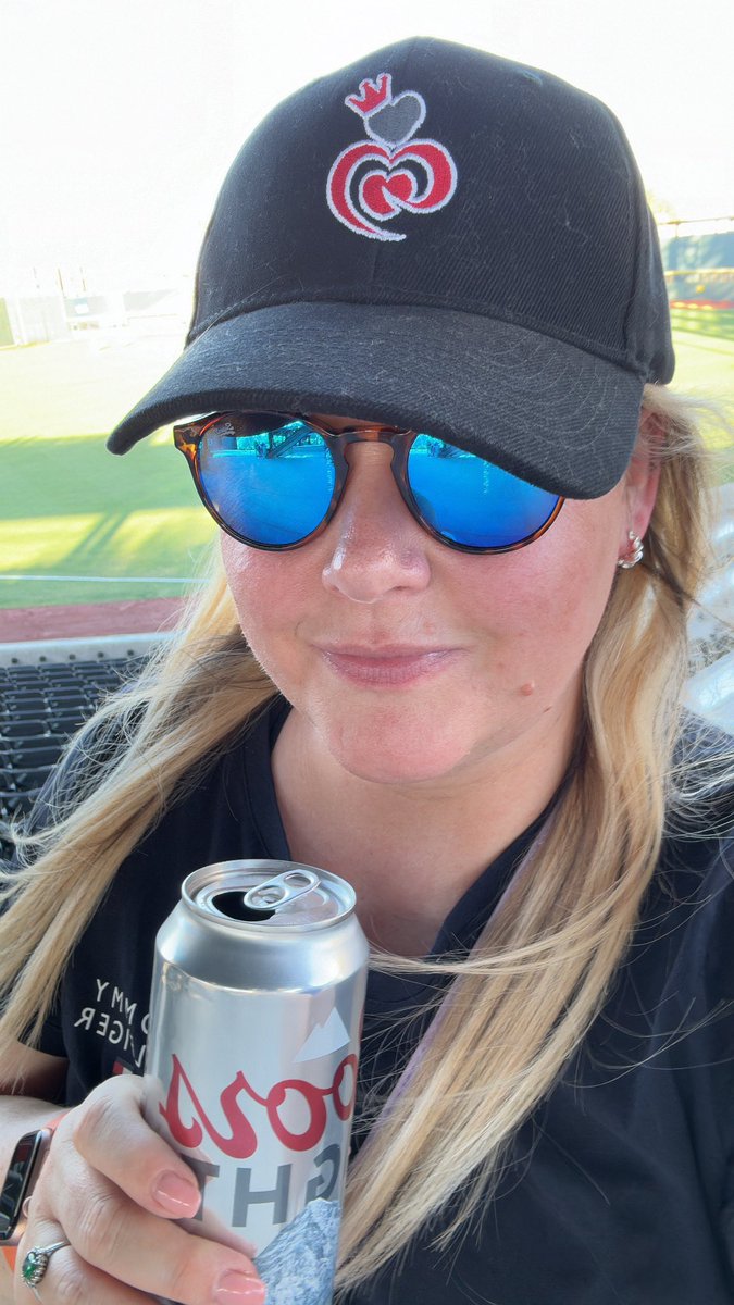 Natalie_Bromley's tweet image. 🎶 YOU’RE NOT BERTIE BEE … YOU’RE NOT BERTIE BEE…

Playing mascot rivalry at the @AviatorsLV 

Spruce the Goose is a cracker, but @BurnleyOfficial wins it 🐝 

Thanks for having us from across the Pond Aviators

⚽️ 🤝🏻 ⚾️ 

#twitterclarets #aviators #lvbaseball