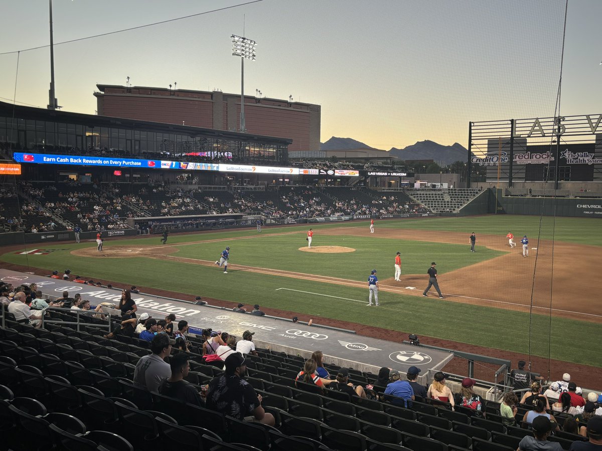 Natalie_Bromley's tweet image. 🎶 YOU’RE NOT BERTIE BEE … YOU’RE NOT BERTIE BEE…

Playing mascot rivalry at the @AviatorsLV 

Spruce the Goose is a cracker, but @BurnleyOfficial wins it 🐝 

Thanks for having us from across the Pond Aviators

⚽️ 🤝🏻 ⚾️ 

#twitterclarets #aviators #lvbaseball