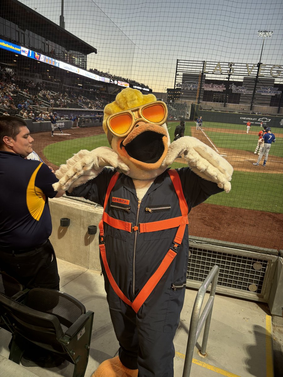 Natalie_Bromley's tweet image. 🎶 YOU’RE NOT BERTIE BEE … YOU’RE NOT BERTIE BEE…

Playing mascot rivalry at the @AviatorsLV 

Spruce the Goose is a cracker, but @BurnleyOfficial wins it 🐝 

Thanks for having us from across the Pond Aviators

⚽️ 🤝🏻 ⚾️ 

#twitterclarets #aviators #lvbaseball