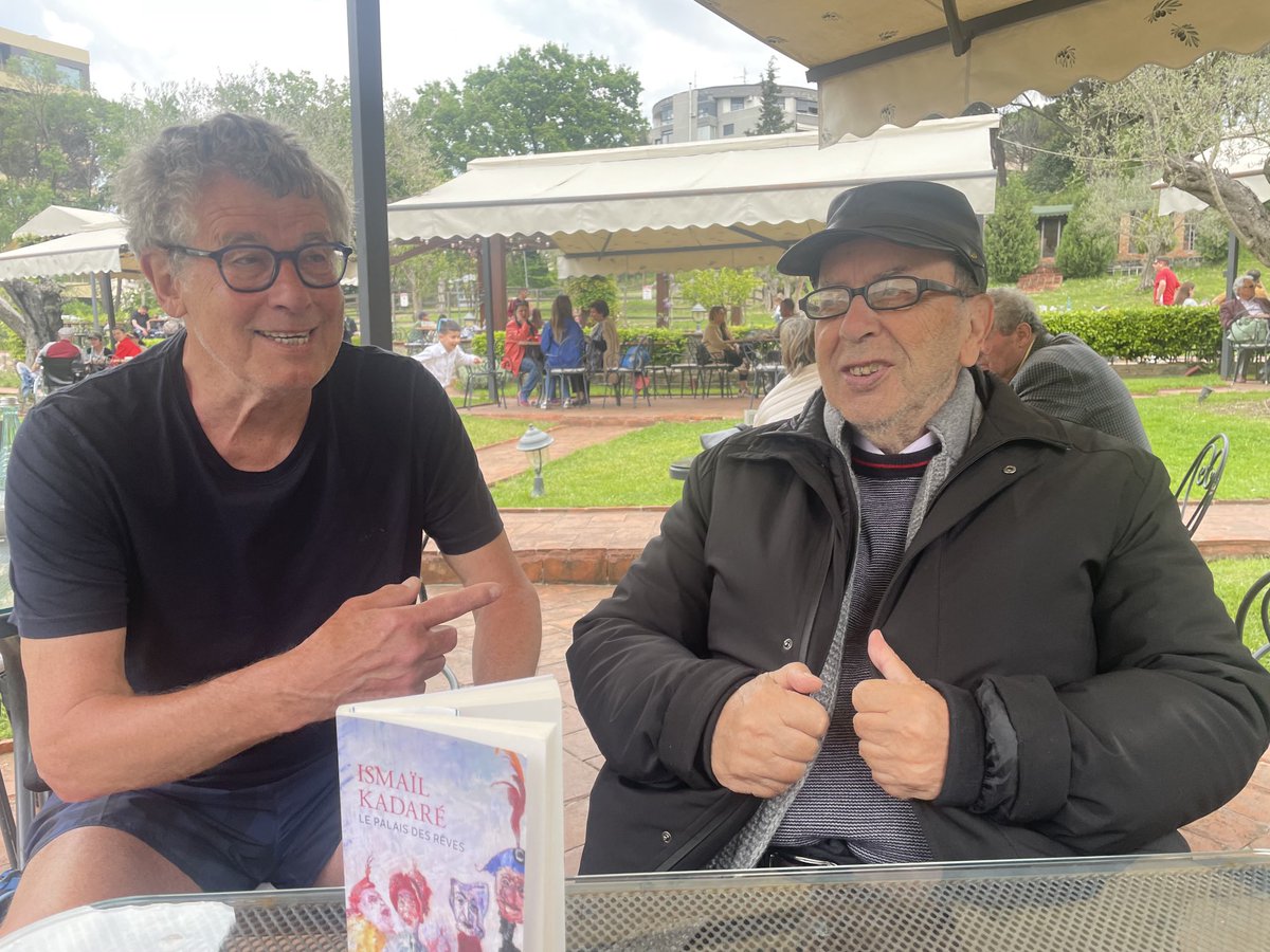 arduinna08's tweet image. Il m’avait fait l’honneur de partager un café dans son refuge favori à Tirana, le 1er mai 2023. Moment de grâce et de simplicité : Ismail Kadaré, l’écrivain albanais épris de liberté, s’en est allé, en paix avec sa conscience de pourfendeur des totalitarismes. #Kadaré #albanie