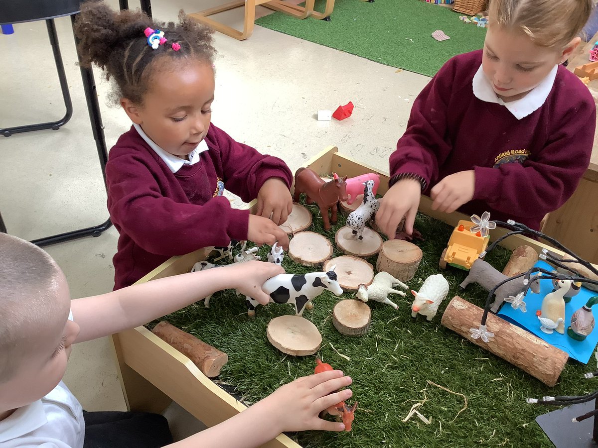 anfieldroadeyfs's tweet photo. Lots of imaginative play in Busy Butterflies. Working together to create stories in small world play. #CommunicationLanguage #Vocabulary #SmallWorld #Imagination https://t.co/lScnnm1LRr