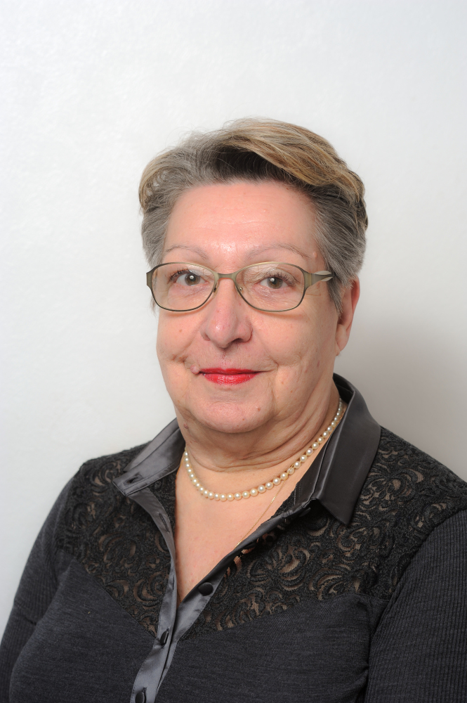 CDLM53's tweet photo. Les casseroles d'Annie Bell, candidate du RN en Mayenne : elle avait commis une prise d'otage armée en 1995 https://t.co/vtFRubVQLj https://t.co/05exxHnIJm