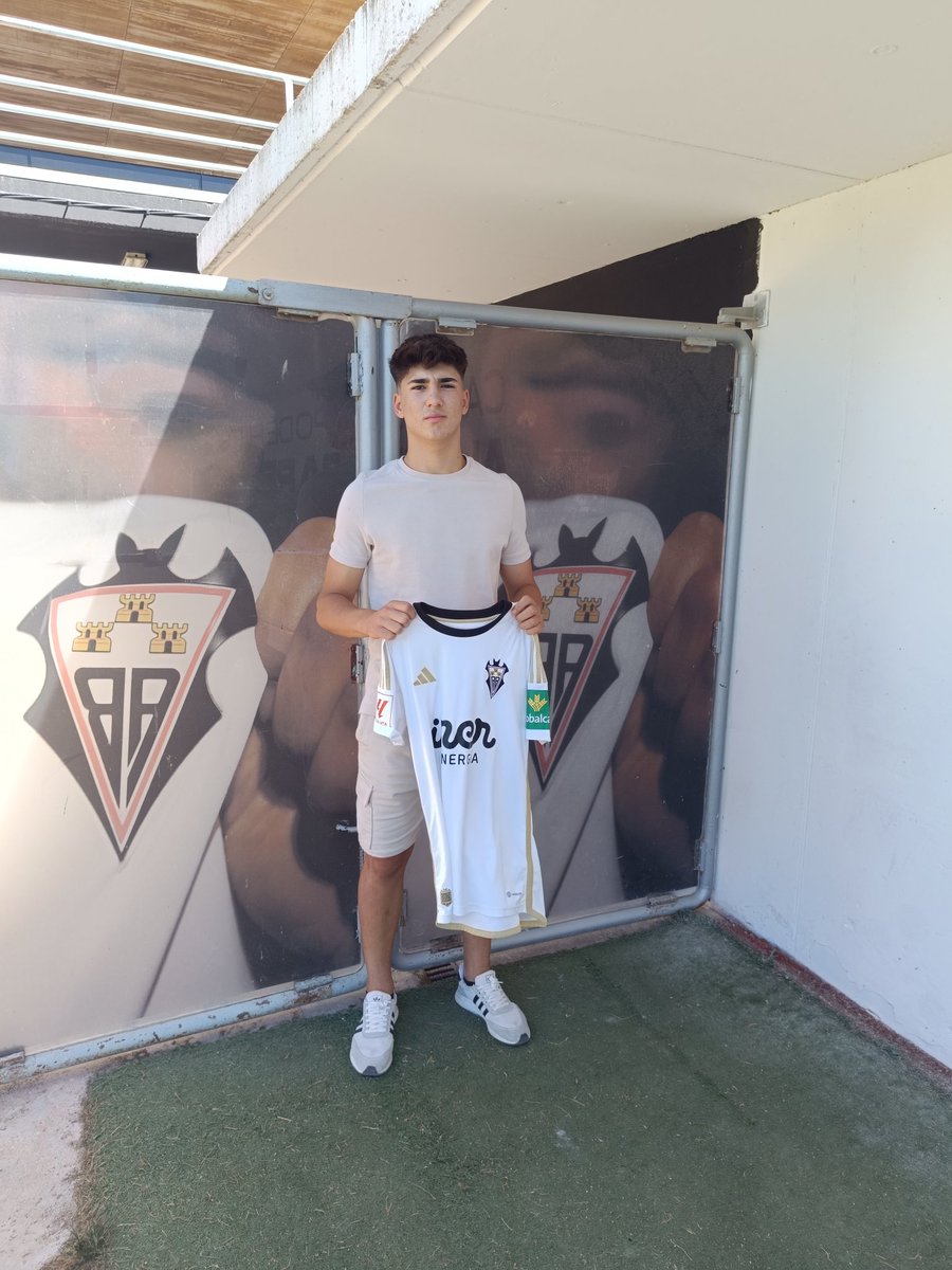 ElevenStars_es's tweet photo. De visita por su nuevo hogar 🏠. @Franciscosr_10 ha acudido hoy a la Ciudad Deportiva Andrés Iniesta para conocer las instalaciones de la cantera del @AlbaceteBPSAD ⚽🔝. El mediapunta de @peloterossur debutará en la #LigaNacionalJuvenil en su primer año como juvenil 🔜 https://t.co/L4DCXsjhOb