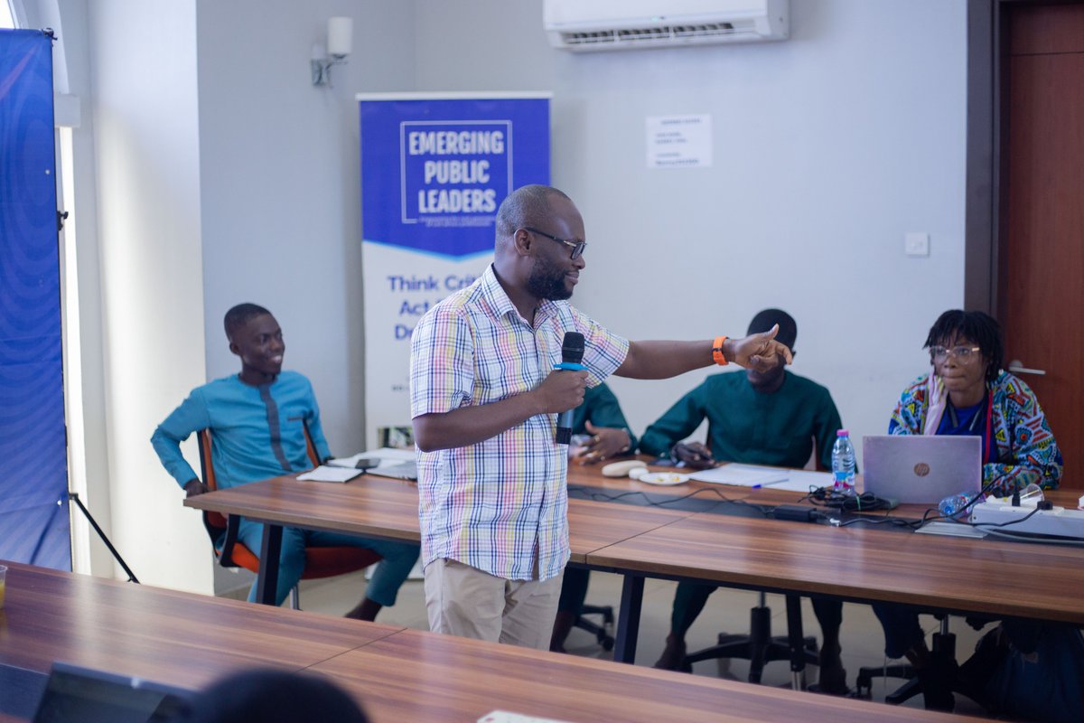 EPLeadersgh's tweet photo. How can Ghana's public sector utilize AI for effective service delivery? Dr. Vandyck Lomotey engaged our C5 Fellows during a Deep Dive session, discussing how technology and innovation can solve public sector challenges. @MastercardFdn 
#technology
#publicservicefellowship https://t.co/4YsoqTCeui