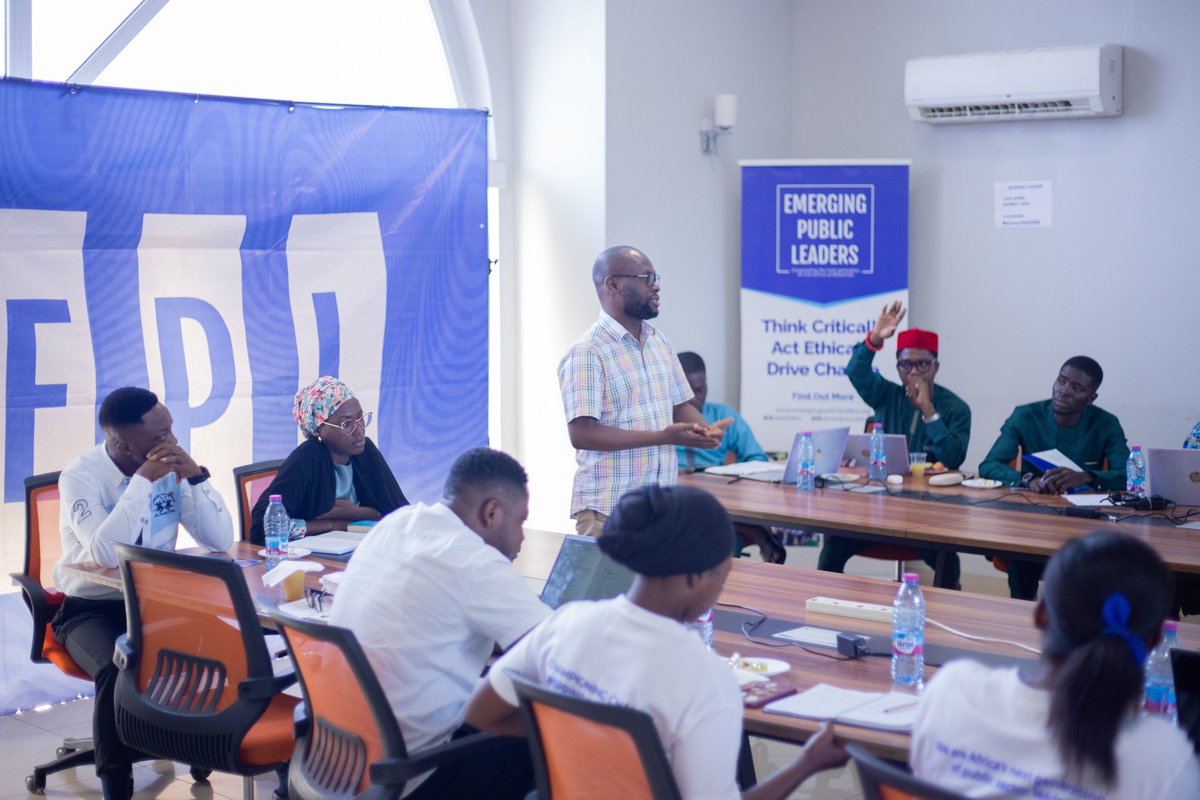 EPLeadersgh's tweet photo. How can Ghana's public sector utilize AI for effective service delivery? Dr. Vandyck Lomotey engaged our C5 Fellows during a Deep Dive session, discussing how technology and innovation can solve public sector challenges. @MastercardFdn 
#technology
#publicservicefellowship https://t.co/4YsoqTCeui