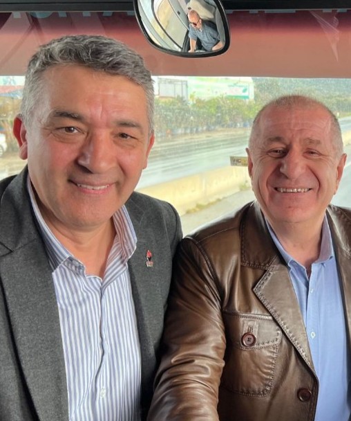 Endişeye gerek yok.
Ümit Özdaĝ'ın yanında, Vatan savunmasındayız.