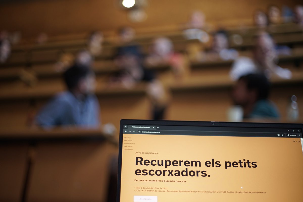 escorxador_arm's tweet photo. Avui organitzem les jornades "Recuperem els petits escorxadors". 

Els agents clau ens hem trobat per compartir que som una infraestructura clau per:

🐷 La petita ramaderia i l'agricultura local
🛠️ Pel teixit econòmic local
🌍 Per fer front a la crisi ecològica

Aquí un resum 🧵 https://t.co/JYjDbuiZRY