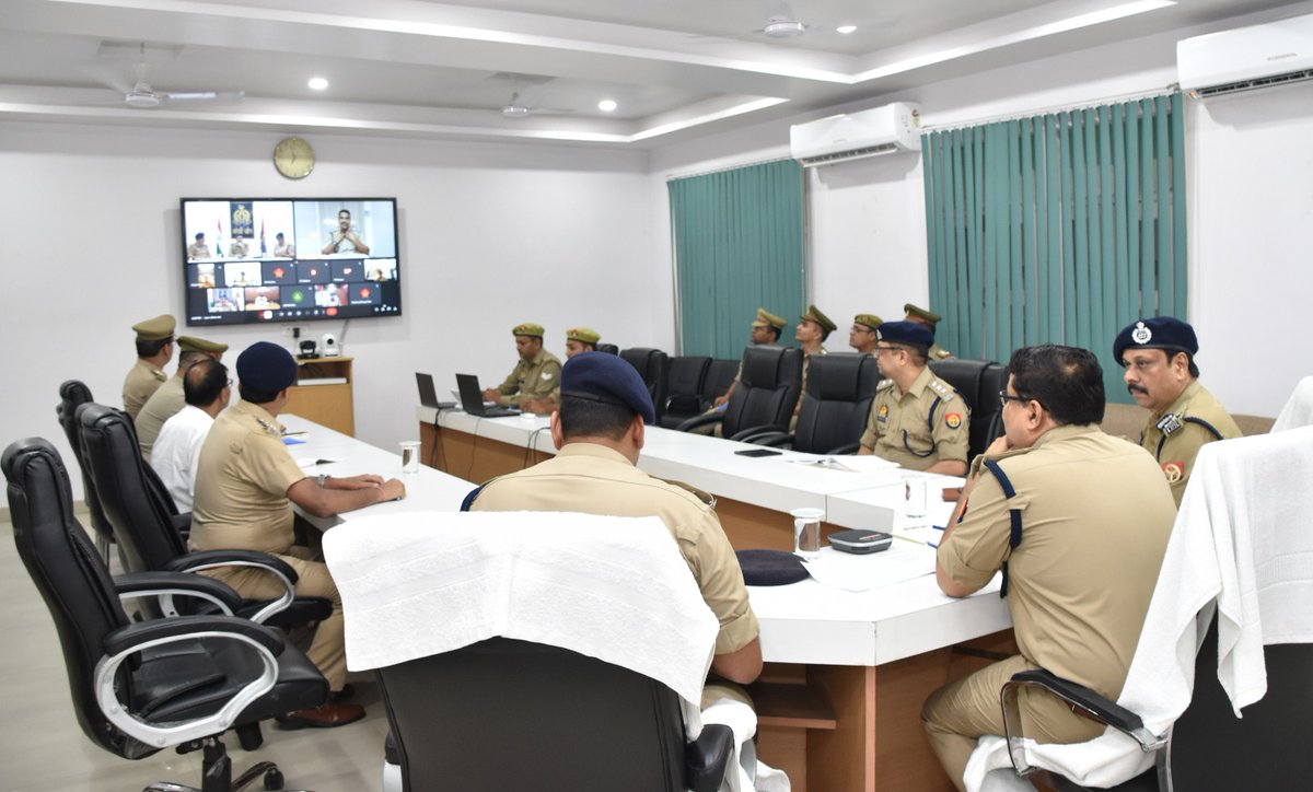 adgzonebareilly's tweet photo. .@adgzonebareilly श्री रमित शर्मा द्वारा गूगल मीट के माध्यम से #BareillyZone के समस्त परिक्षेत्र एवं जनपद प्रभारियों के साथ आगामी त्यौहारों (जगन्नाथ रथ यात्रा, मोहर्रम एवं श्रावण मास/कांवड़ यात्रा) की तैयारियों,अपराध/कानून-व्यवस्था की समीक्षा कर आवश्यक दिशा-निर्देश दिये गये। https://t.co/KRmwUsnjdn