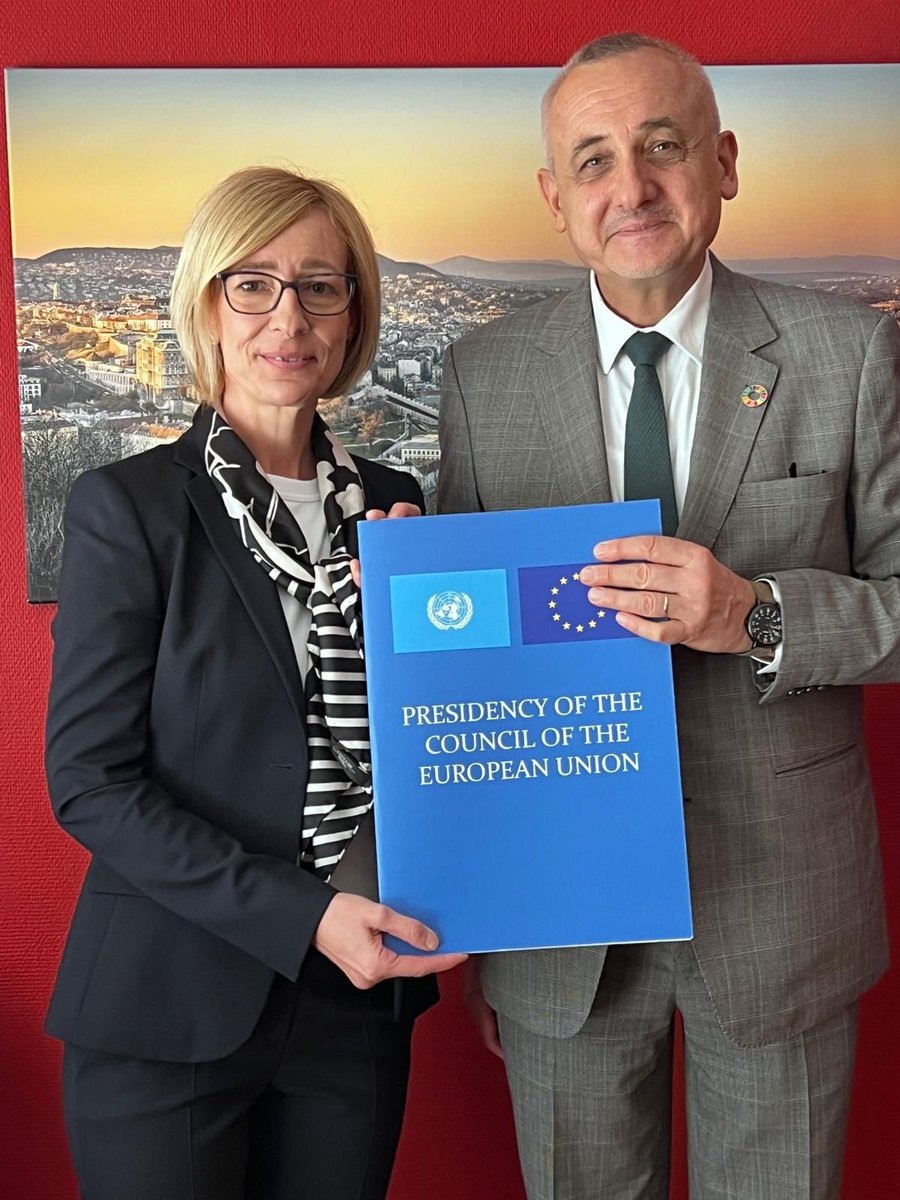Ambassador Kridelka officially handed over the rotating EU 🇪🇺 Presidency to his Hungarian counterpart Ambassador Horváth. Wishing our <a href="/HUNMissionToUN/">HUN Mission to UN</a> 🇭🇺 colleagues the best of luck 🍀 during their mandate in the next six months!