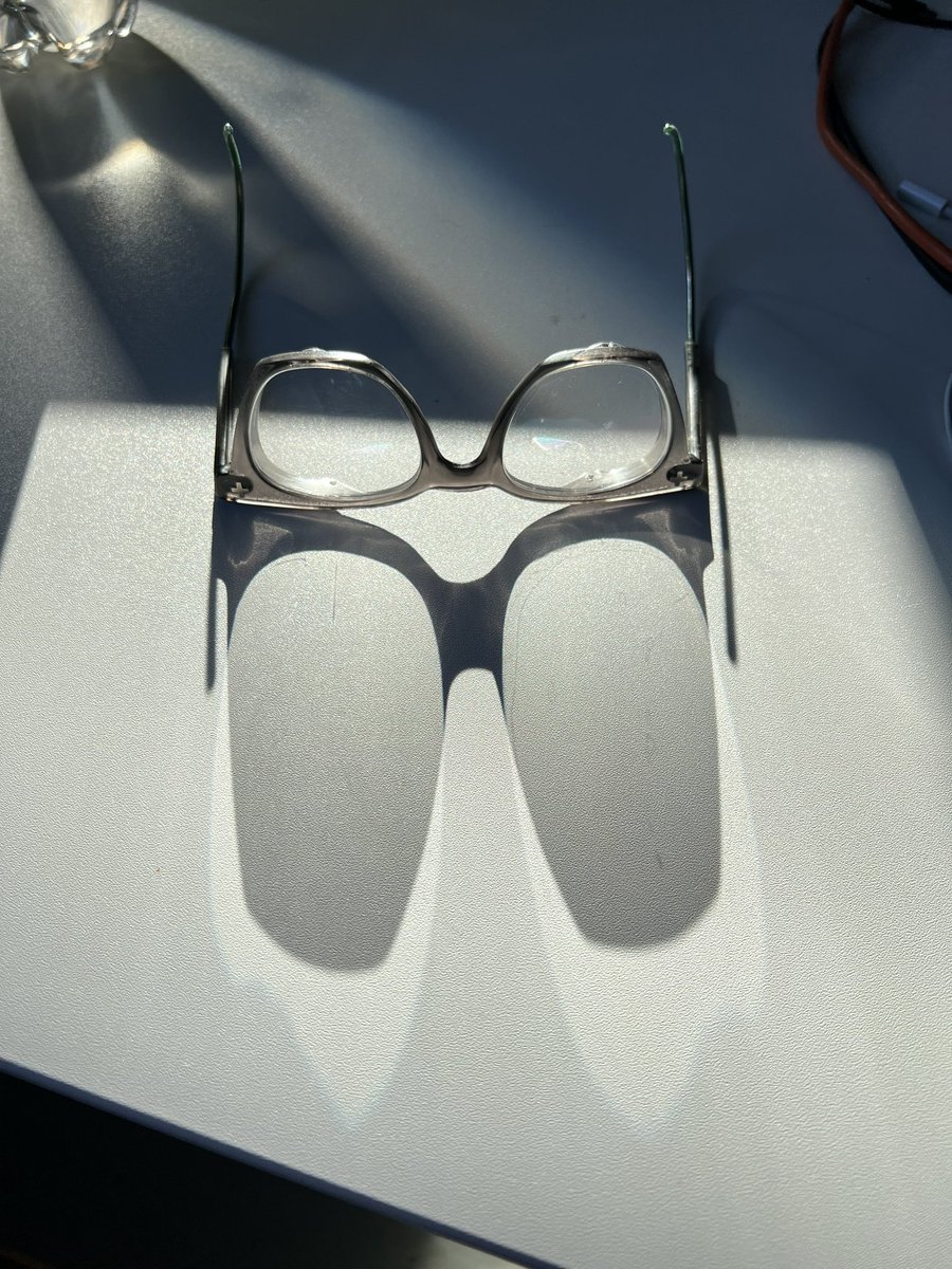 my guy, how the sun make a reverse shadow of the bottom of my frames??!