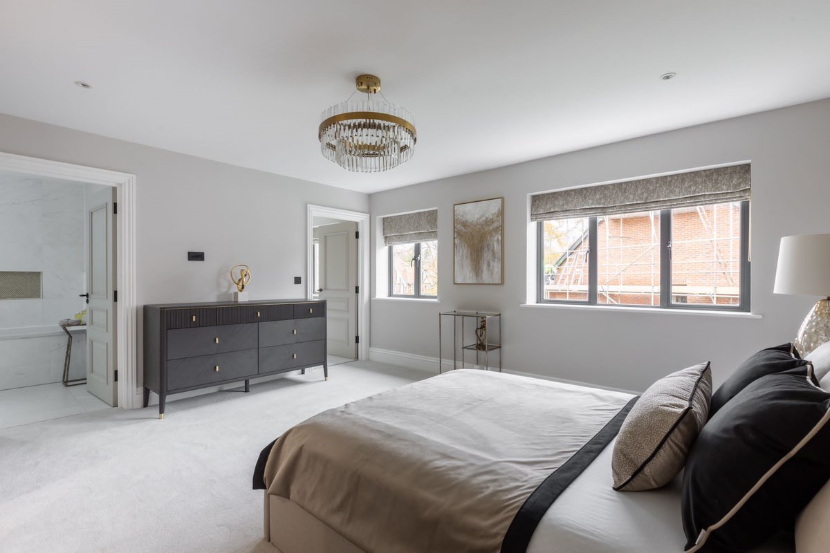 eastonsproperty's tweet photo. Located near the charming Tadworth Village, Kings Gate features four stunning five-bedroom detached homes available for immediate move-in. Reach out to us today at newhomes@eastons.co.uk to book your private tour. #newhomes #surreyhomes #tadworth #surrey https://t.co/VLZbDOKZm5