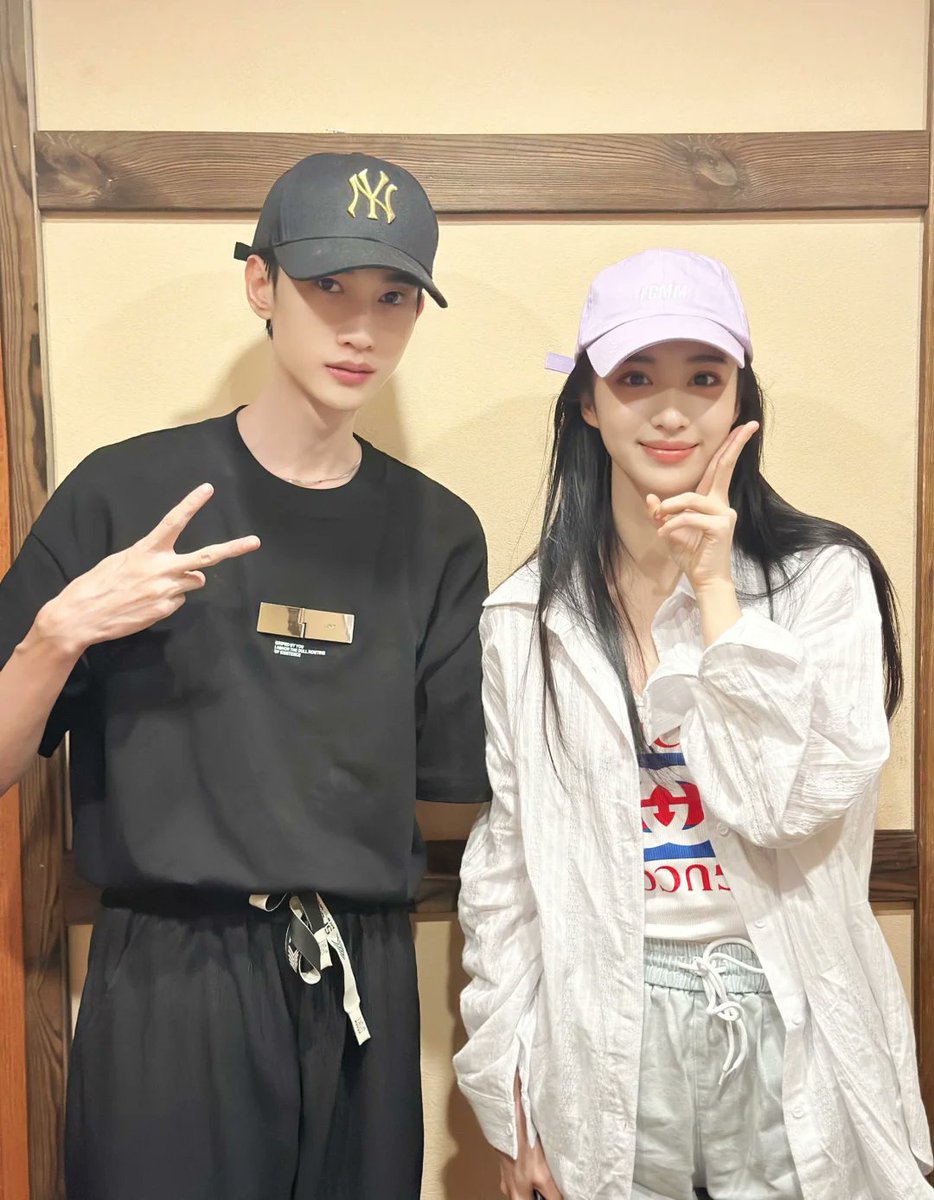 anarasshi's tweet photo. 240623 Fashion bloggers share their photos with #WangChuran when they met her by chance at a tavern in Sanlitun, Beijing 🍷

©🍠冻汰青柠 https://t.co/WM7aIXVlN9

#王楚然 #왕초연 #หวังฉู่หรัน https://t.co/LaFCxTuk0P