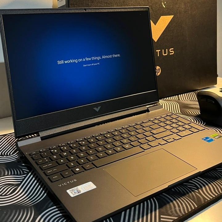 baron100x's tweet photo. Terima kasih mamah dan calon istriku (kedua perempuan yang amat gw cintai), akhir memutuskan beli laptop buat menambah keran rezeki lainnya. Semoga awet awet yah victus! https://t.co/YW8DZOsxyM