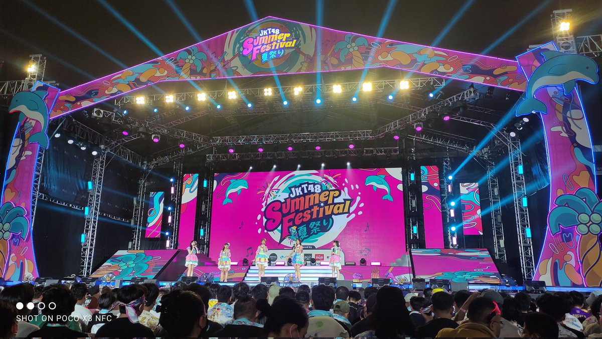 DeIhwan's tweet photo. Hari ini tahun lalu Jkt48 summer festival berlangsung, konser yg sangat kondusif tiketing nya, penuh kejutan dan super seru!! Pengalaman yg wadidaw jg melihat oshi mengumumkan graduation nya.. Kenangan nya akan selalu tersimpan!! #JKT48summerfestival https://t.co/IQ7PoSkdsg
