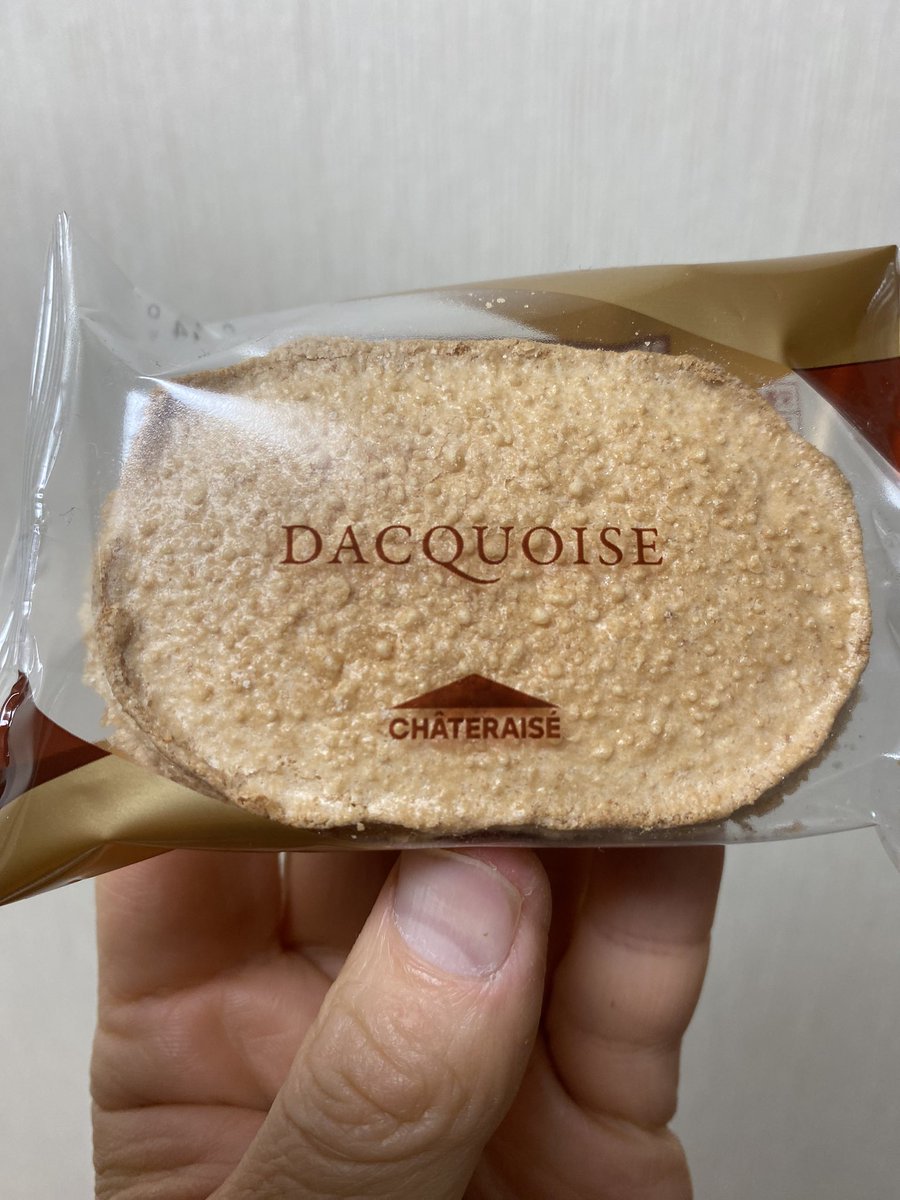 icemantorao's tweet photo. #Chateraise #Dacquoise
I ate this European baked sweet from Chateraise
Soft sponge baked meringue is filled with coffee cream and making for a deliciously sweet
It went well with coffee
I liked this Dacquoise https://t.co/nvDKpLhoF1