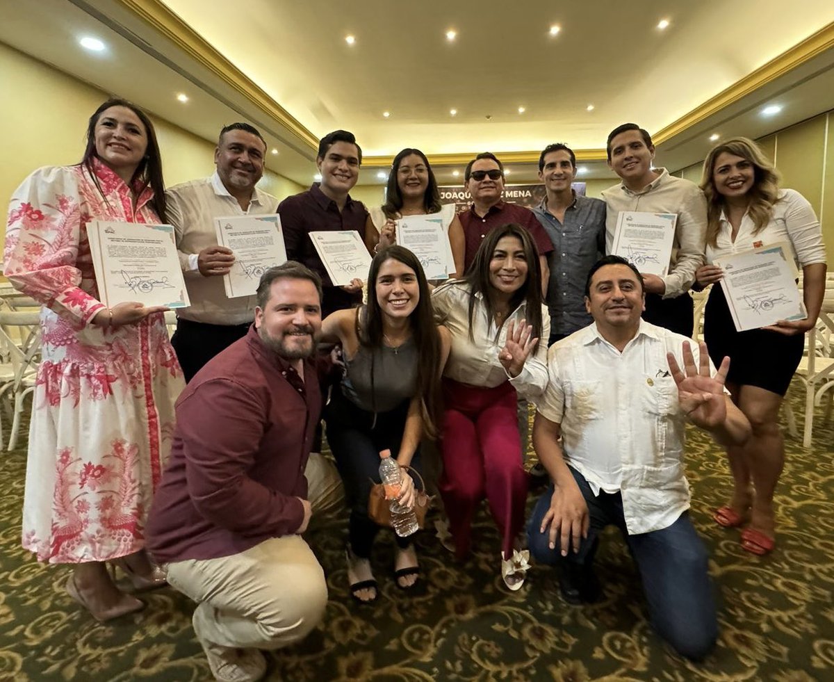 Ayer recibí de manos de nuestro gobernador electo <a href="/huachodiazmena/">Joaquín Díaz Mena</a> y del compañero <a href="/Rommel_Pacheco/">Rommel Pacheco</a> mi constancia como regidor del Cabildo de Mérida. Espacio que vamos a ocupar con mucha dignidad para defender siempre los interés del pueblo!