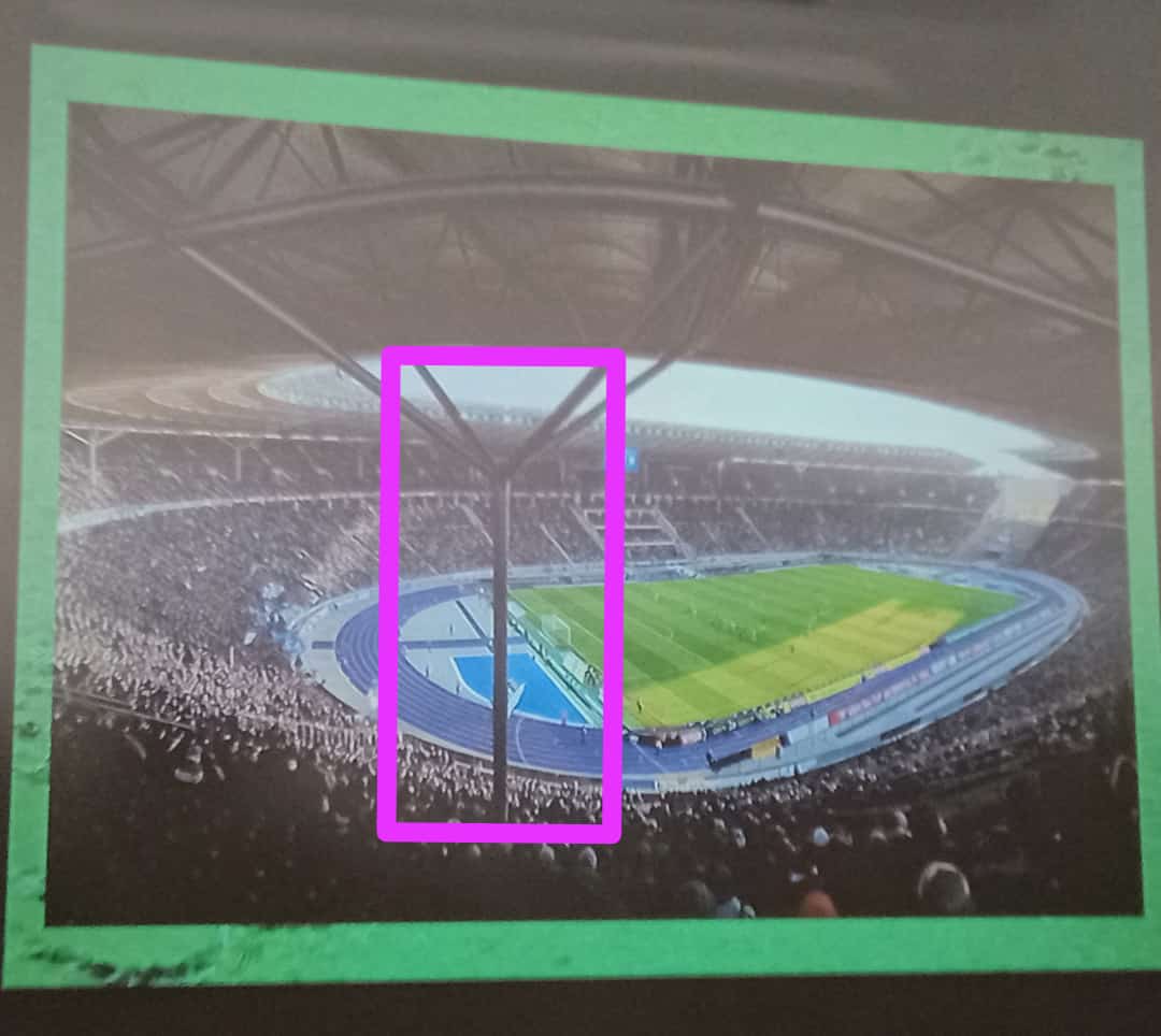 Y ahora el estadio de Berlín, con 71 mil personas y columnas "atravesadas". Es patrimonio de la humanidad y la puerta de Maratón no puede ser techada. 

Es una decisión de patrimonio muy delicada, porque se entiende perfectamente lo que significaría cubrir *La Puerta de Maratón*
