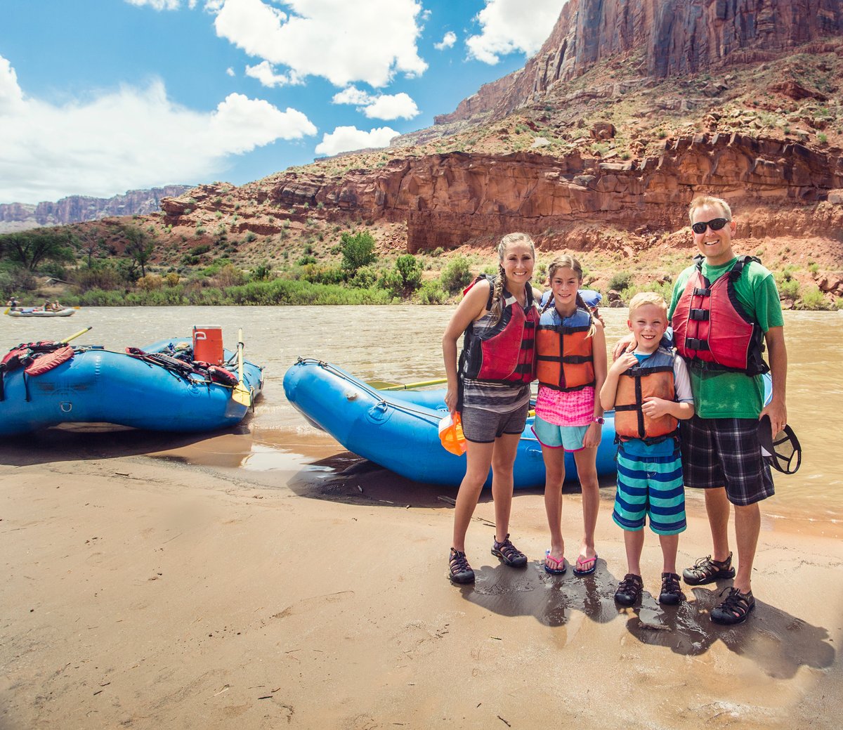 utah_moab's tweet photo. 🛶 Thrilling rafting adventures on the Colorado River! Book your stay in Moab now. https://t.co/TXLSZx4RXk #WhitewaterRafting #VacationRental https://t.co/fhHJ69zhQy