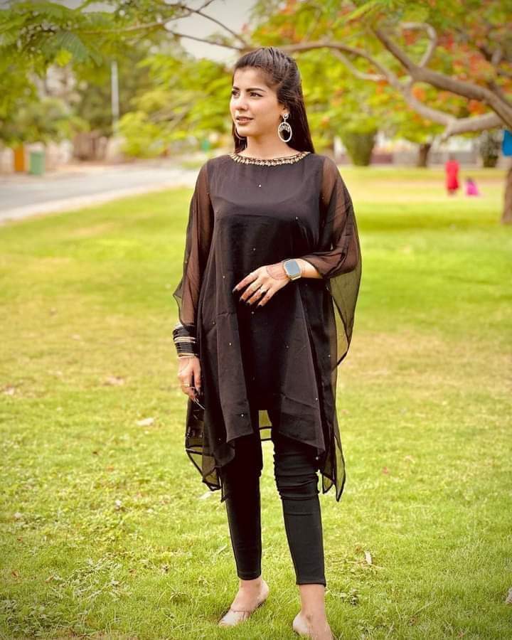 ڇا ٻڌايان ته مون لاءِ ڇا آھين
منھنجي دل جي تون ديوتا آھين.
#Black  #Fiaza