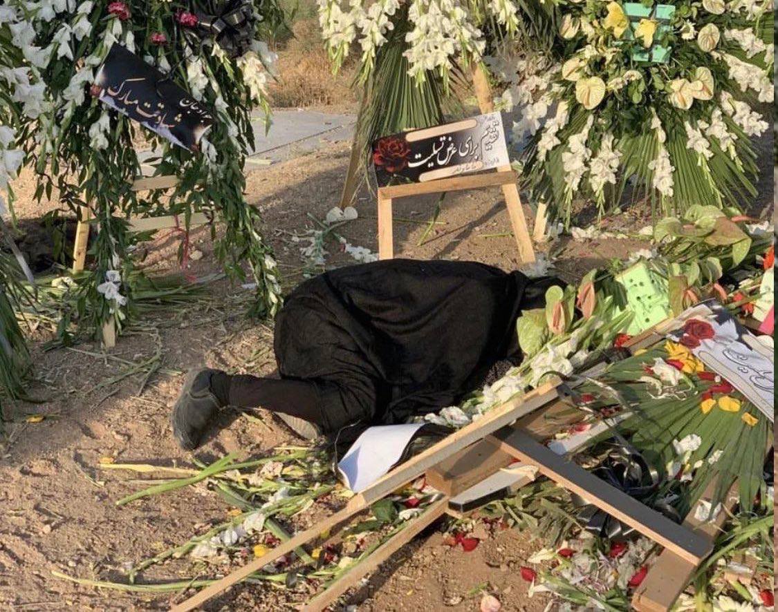 WarriorKampfer's tweet photo. آهِ دل مادران دادخواه، بالاخره دامن‌گیرتان می‌شود.

#جواد_حیدری https://t.co/1NqhIMmDZr