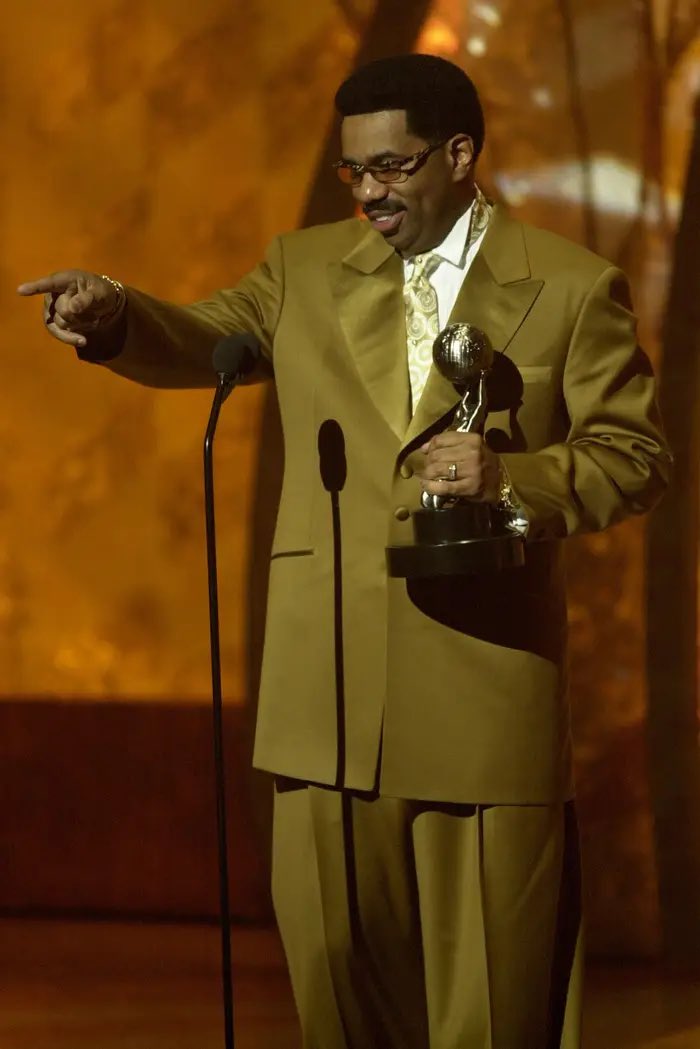 IAmSteveHarvey's tweet photo. What does this picture look like i do for a living? https://t.co/2z2FO6Ea5i